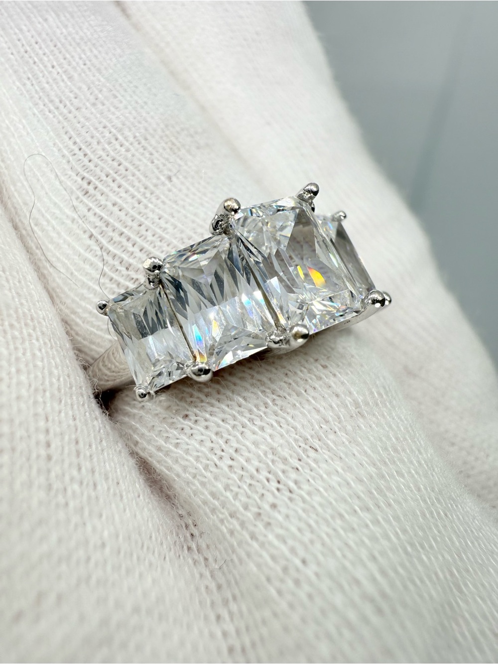 Stunning 14K White Gold 5-Stone Radiant Cut Ring - Size 6 💎 - Picture 14 of 17